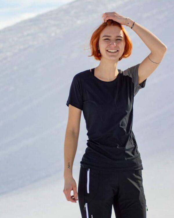 Aktivbild im Schnee von Wanderung mit Shirt Piona lady