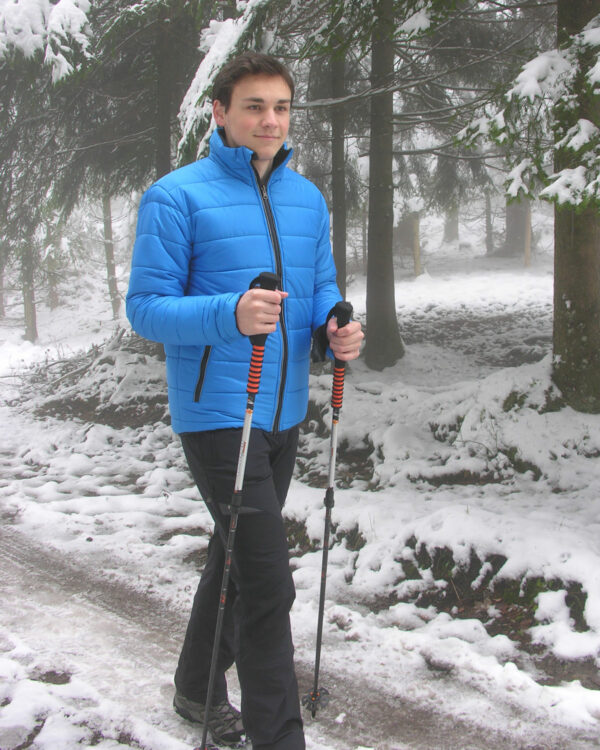 Winterwanderung in Hohenems, Vorarlberg, Österreich mit Wendejacke Vinson und robuster Hochtourenhose Tour Randonnee.